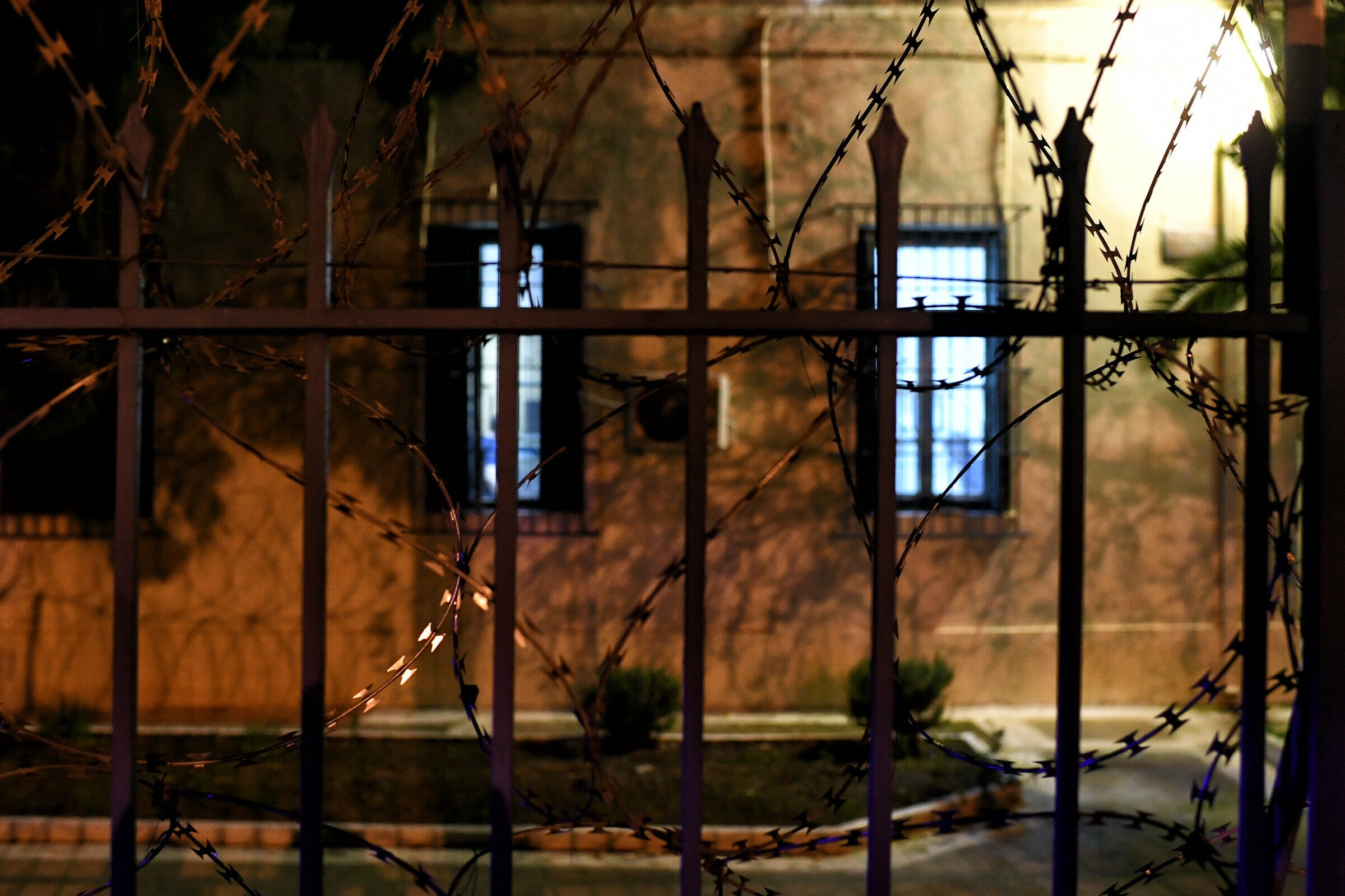 Φωτογραφία που εικονίζει εξωτερικό χώρο από το Κατάστημα Κράτησης Κορίνθου κατά τη διάρκεια έντασης που δημιουργήθηκε ανάμεσα σε ομάδες ανήλικων κρατουμένων, Κόρινθος, Παρασκευή 5 Φεβρουαρίου 2021. Σάββατο 6 Φεβρουαρίου 2021. ΑΠΕ-ΜΠΕ/ΑΠΕ-ΜΠΕ/ΒΑΣΙΛΗΣ ΨΩΜΑΣ