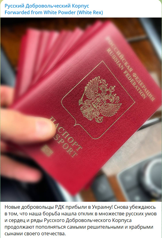 Η εικόνα με τα ρωσικά διαβατήρια, όπως αυτή δημοσιεύτηκε στο προσωπικό κανάλι του Καπούστιν στο Telegram και κοινοποιήθηκε από το κανάλι της RVC στην ίδια πλατφόρμα. Στην περιγραφή αναφέρεται η άφιξη νέων εθελοντών στην Ουκρανία, για να πολεμήσουν στο πλευρό της RVC, ανάμεσά τους και βετεράνοι της ρωσικής μισθοφορικής ομάδας Βάγκνερ.